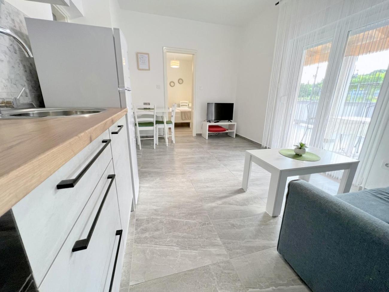 Evergreen & Pinky Apartments Close To The Beach ราบ ภายนอก รูปภาพ