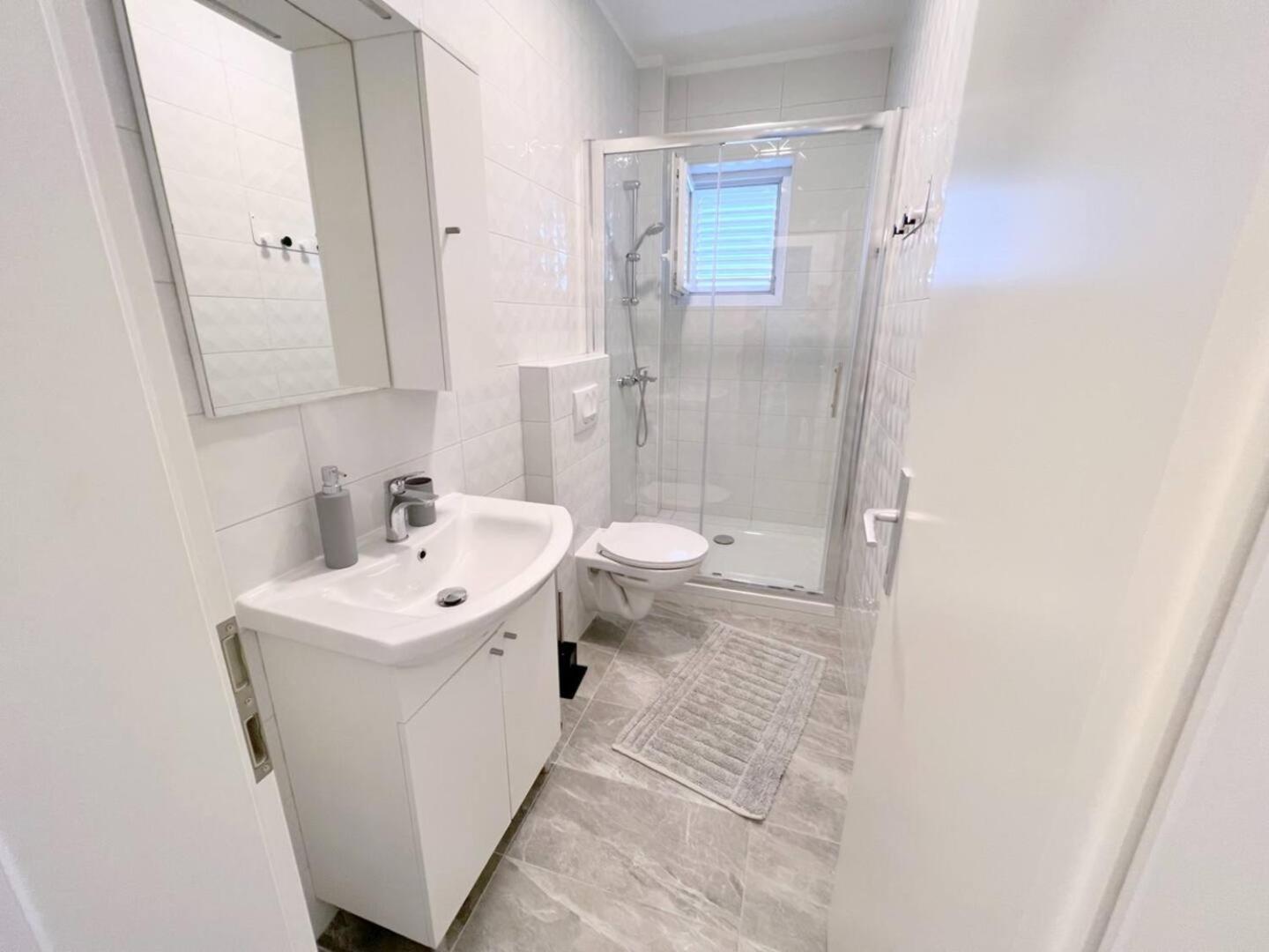 Evergreen & Pinky Apartments Close To The Beach ราบ ห้อง รูปภาพ